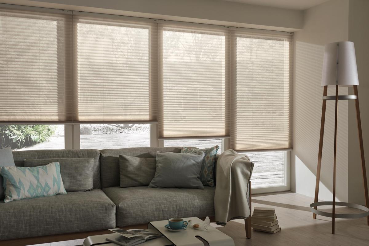 Plissee im Wohnzimmer als innenliegender Sichtschutz und Sonnenschutz