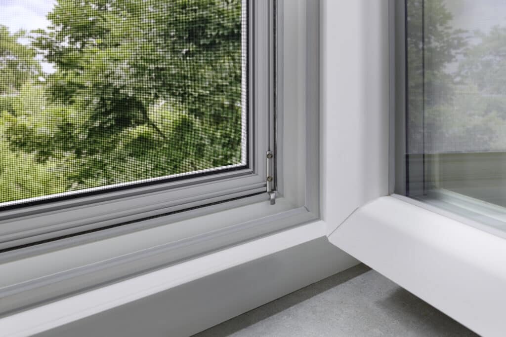 Insektenschutz Adelsdorf Premium Insektenschutz Fenster – Feines Fliegengitter in dezenter Rahmenmontage. Lässt frische Luft herein und hält Insekten zuverlässig draußen. Moderne und saubere Optik.