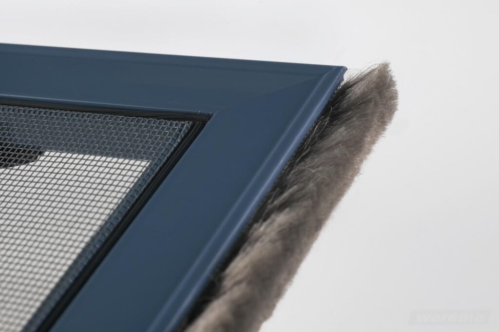 Fliegengitter ohne Bohren für Balkon- oder Terrassentür in hellem Wohnbereich