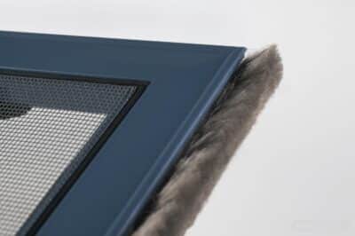 Fliegengitter ohne Bohren für Balkon- oder Terrassentür in hellem Wohnbereich