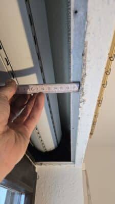Genaues Ausmessen der Fenstertiefe für passgenaue Rollladen-Installation in Erlangen.