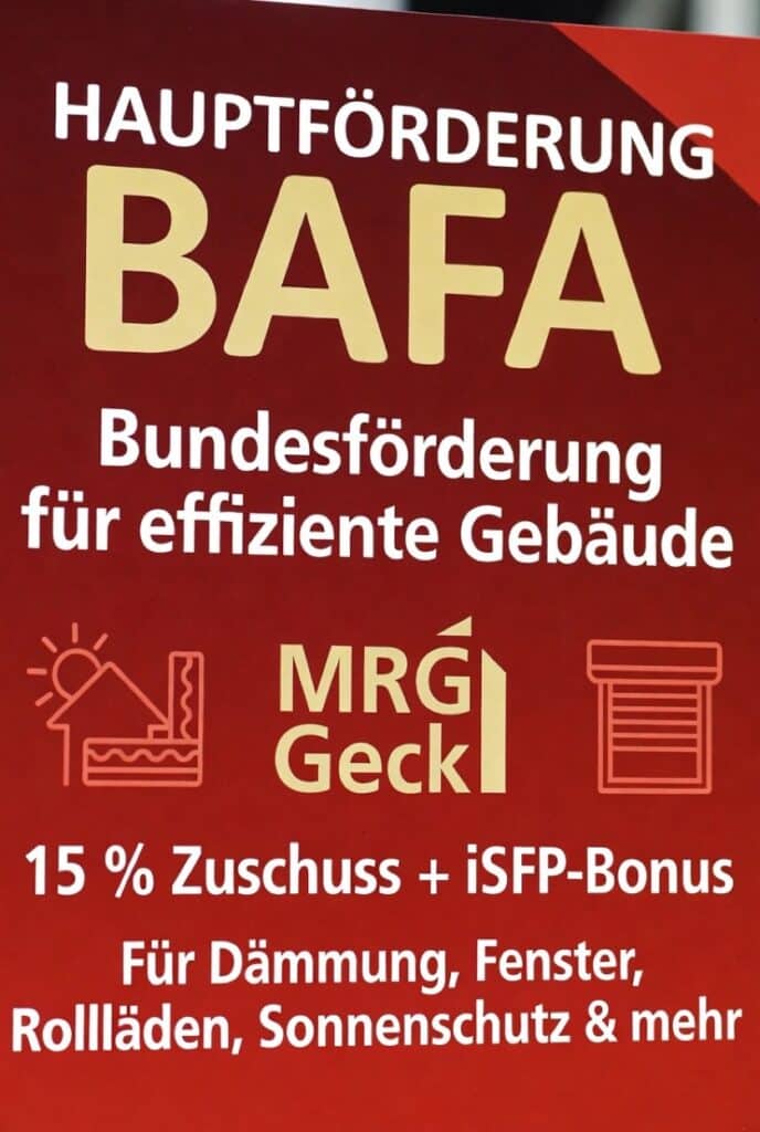 Werbeplakat von MRG Geck für BAFA-Hauptförderung für effiziente Gebäude: Ankündigung von 15 % Zuschuss plus iSFP-Bonus für Dämmung, Fenster, Rollläden und Sonnenschutz.