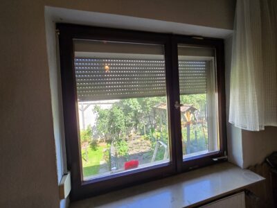 Rollladen Reparatur in Erlangen – Gurtwechsel bei einem Holzfenster mit integriertem Rolllo.