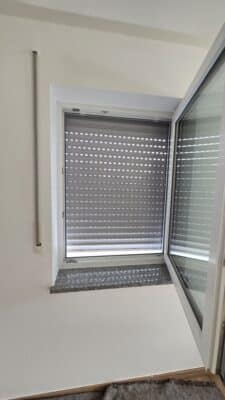 Defekter Rollladen mit gerissenem Gurt in Erlangen – professionelle Reparatur von Rollobau.