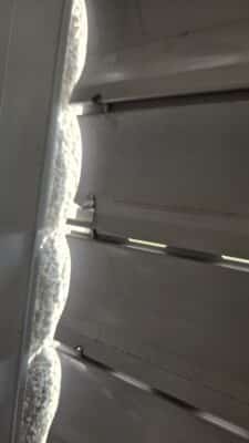 Defekte Kunststoff-Rollladenpanzer mit beschädigten Lamellen in Erlangen – Austausch und Reparatur.