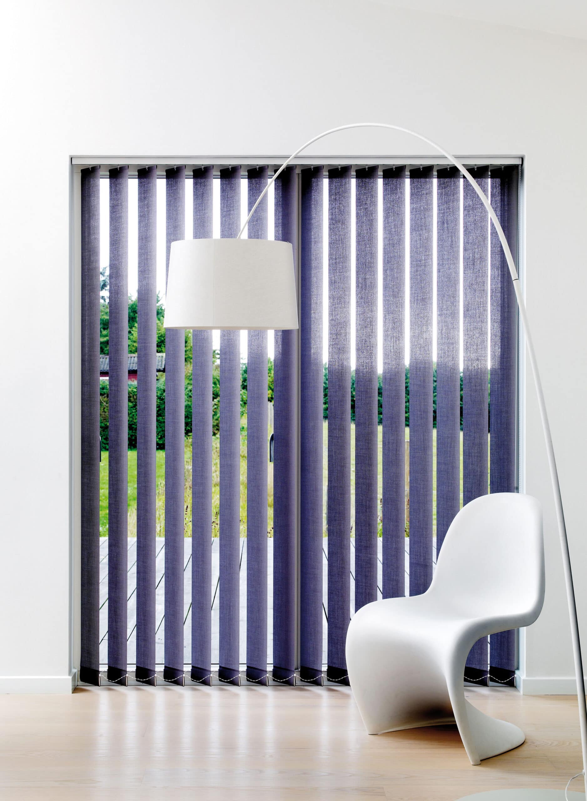 Vertikaljalousien nach Maß im Wohnbereich mit großen Fenstern