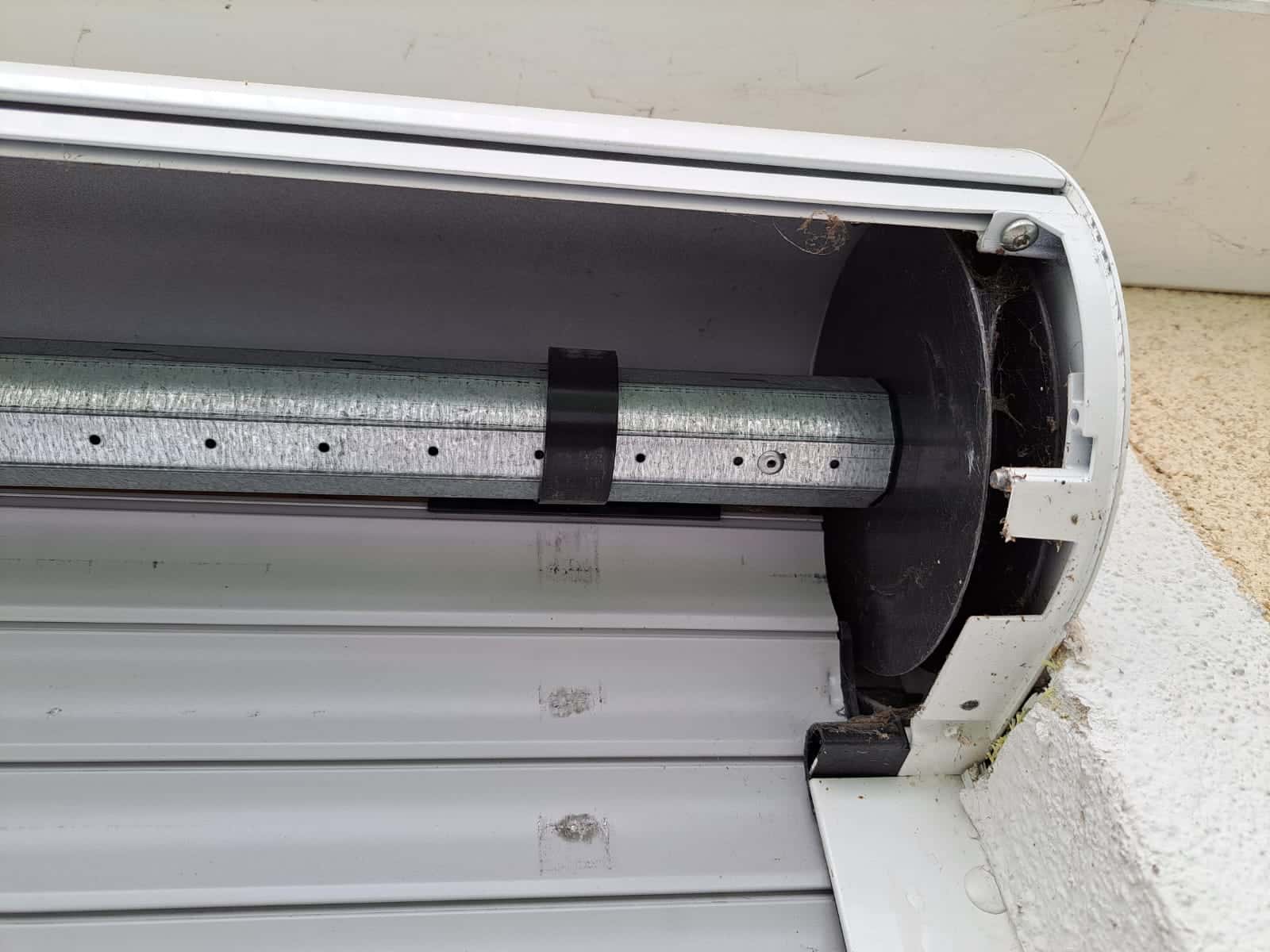 Rolladen klemmt am Vorbaurollladen mit Blick auf Wickelwelle und Rollladenpanzer