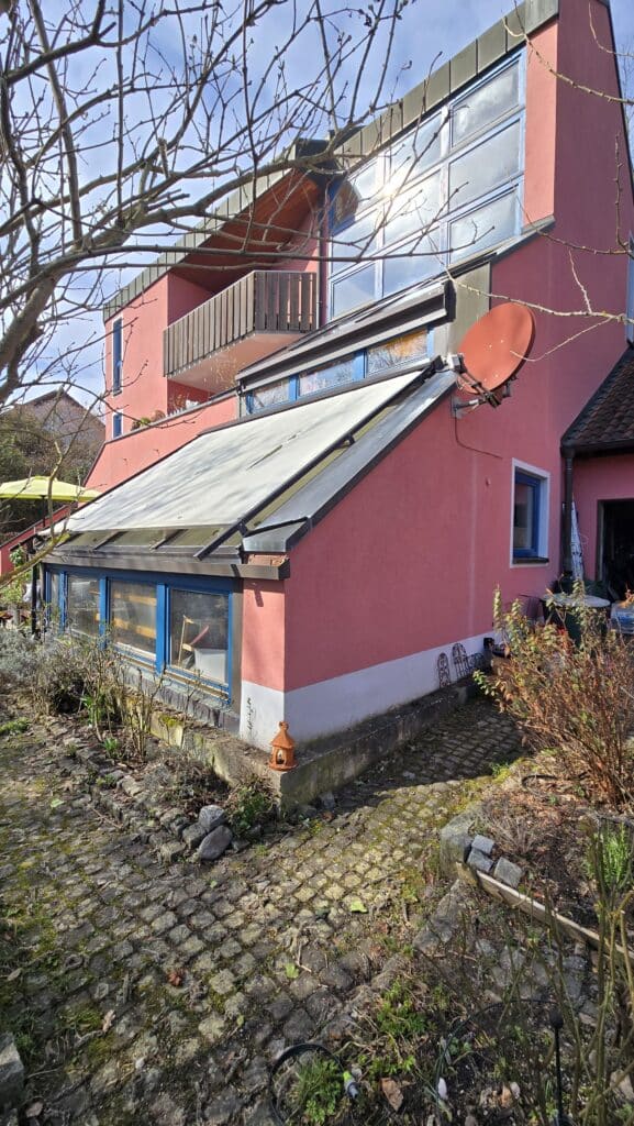 Alte, verschmutzte Wintergartenmarkise vor dem Tuchwechsel.