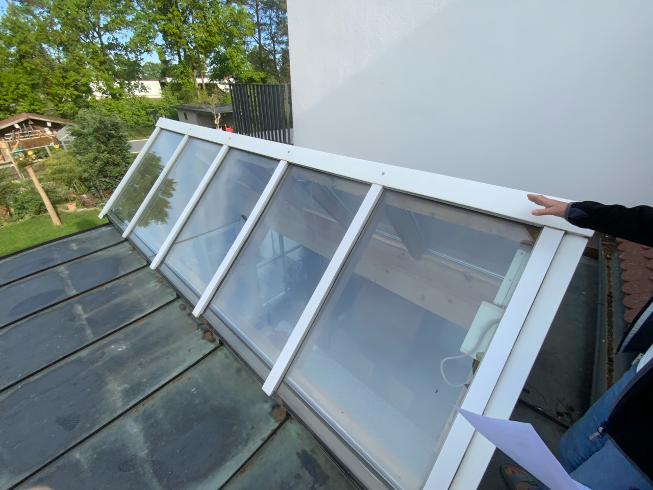 Wintergarten-Markisen Service Röttenbach an moderner Glasfläche