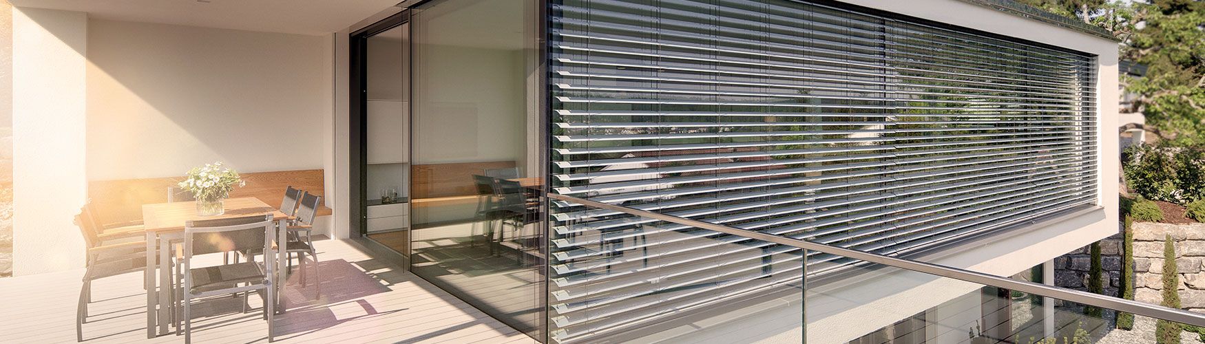 Außenjalousien und Raffstoren an moderner Fassade in hoher Bildqualität