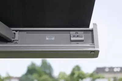 warema-windsensor-markise-mrg-geck-rollbau Warema Windsensor für Markisen montiert an einer Warema Kassette – MRG Geck Rollobau.