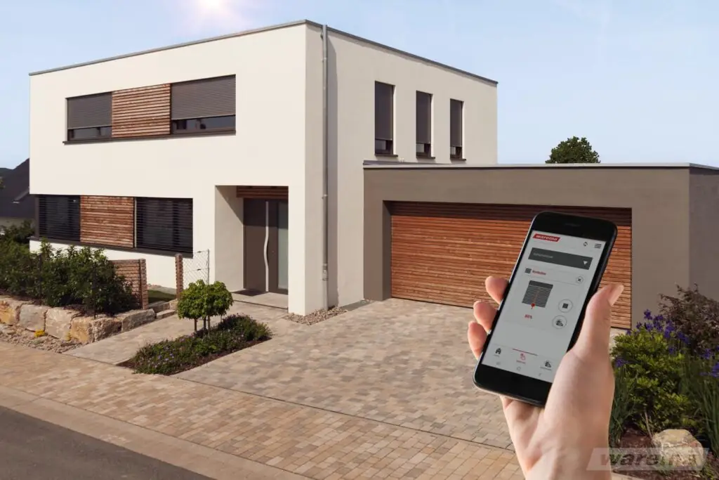 Warema Smart Home App Steuerung für Rolläden und Raffstoren an einem modernen Haus – MRG Geck Rollobau.