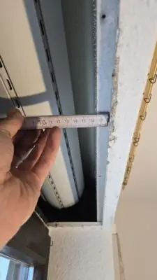 Genaues Ausmessen der Fenstertiefe für passgenaue Rollladen-Installation in Erlangen.