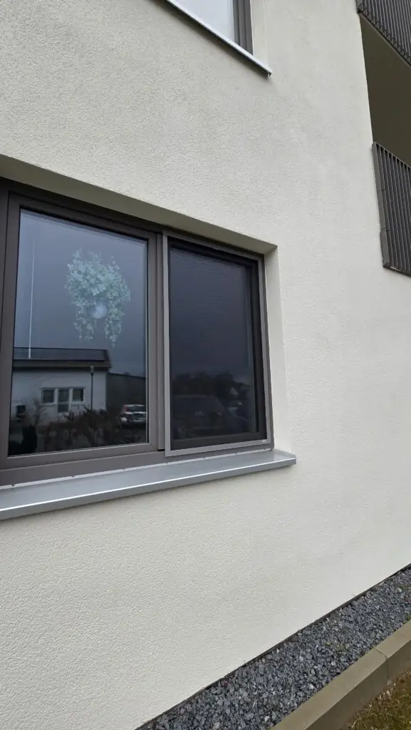 Insektenschutz-Festrahmen von MRG Geck an einem Fenster in Röttenbach. Die Detailansicht zeigt das spezielle Pollenschutzgewebe, das Allergene effektiv filtert. Hochwertige Lösungen von rollobau.de.