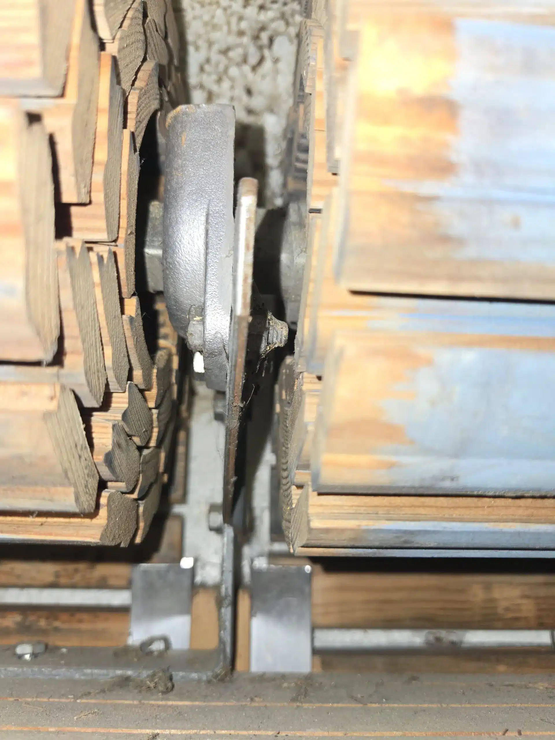 Rolladen klemmt Röttenbach – Detail an Panzer und Führung