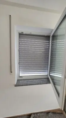 Defekter Rollladen mit gerissenem Gurt in Erlangen – professionelle Reparatur von Rollobau.