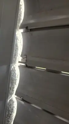 Defekte Kunststoff-Rollladenpanzer mit beschädigten Lamellen in Erlangen – Austausch und Reparatur.