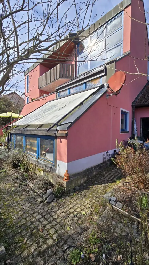 Alte, verschmutzte Wintergartenmarkise vor dem Tuchwechsel.