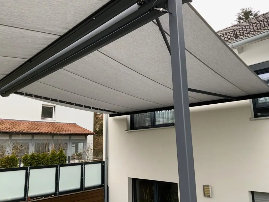 Detailaufnahme der Warema K60 Technik: Gelenkarme und kompakte Kassette.